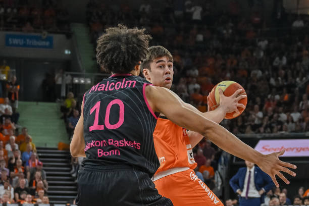 现出强大的 现出强大的